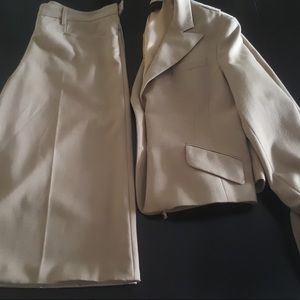 Ladies Suit.  BCBG Max Azeris Soft wool Capri Suit.